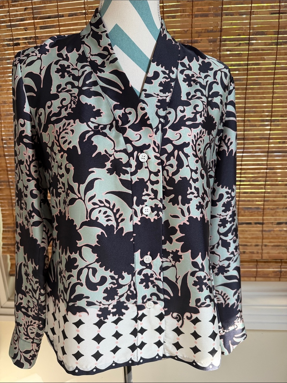 CARLISLE COLLECTION Midnight Blue and Pale Mint Floral Button-Up Blouse